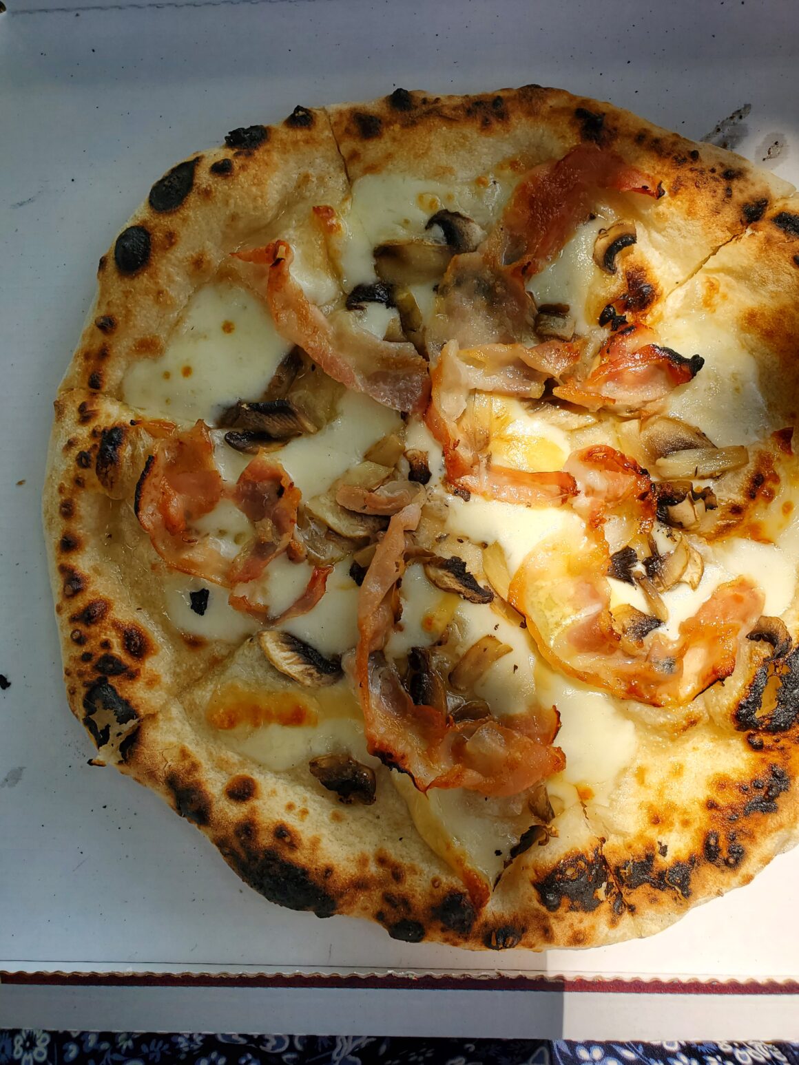 The white pizza with mushrooms at Pizze di Franki