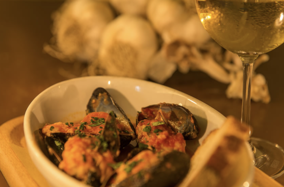 Clams in a bowl at La Uescezze, one of the best restaurants in Bari